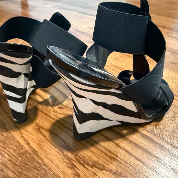 Manolo Blahnik zebra sandals - Picture 2 of 4